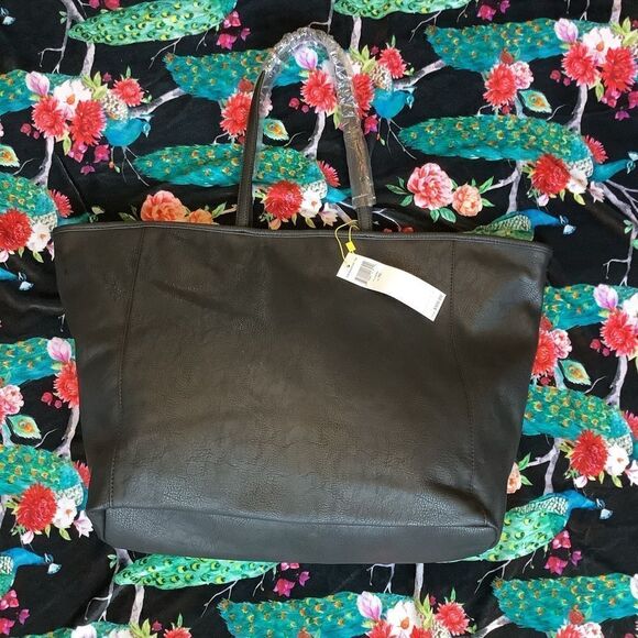 New! BCBGeneration “Kiddo” Tote 👜😻🌺🤩 - Picture 4 of 7